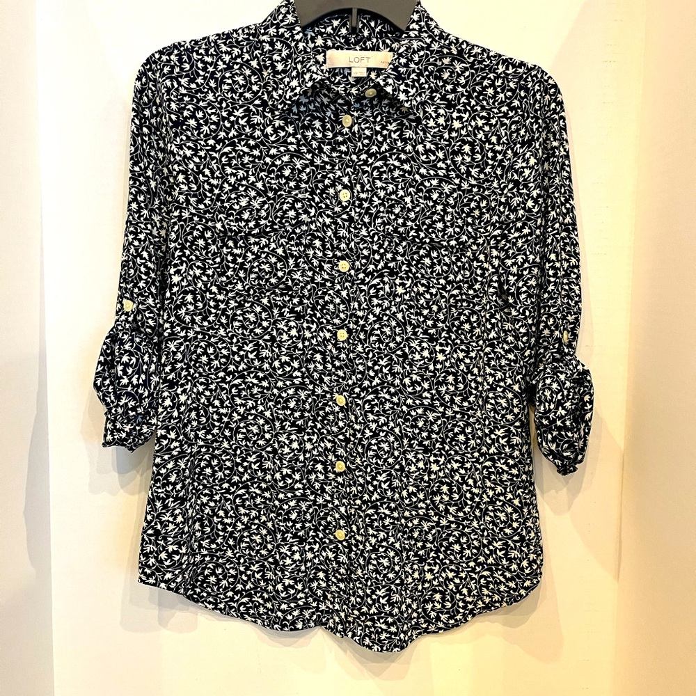 Ladies Loft button front long sleeve shirt XSP. Navy background, creamy white